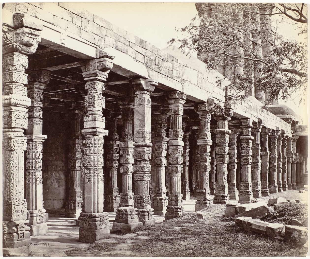 Columnata reunió ornamenten aan de base van de Qutb Minar en Delhi Colonnade of Hindoo Pillars, en Kútub, East Side (título original del objeto) de Samuel Bourne (signed by artist)