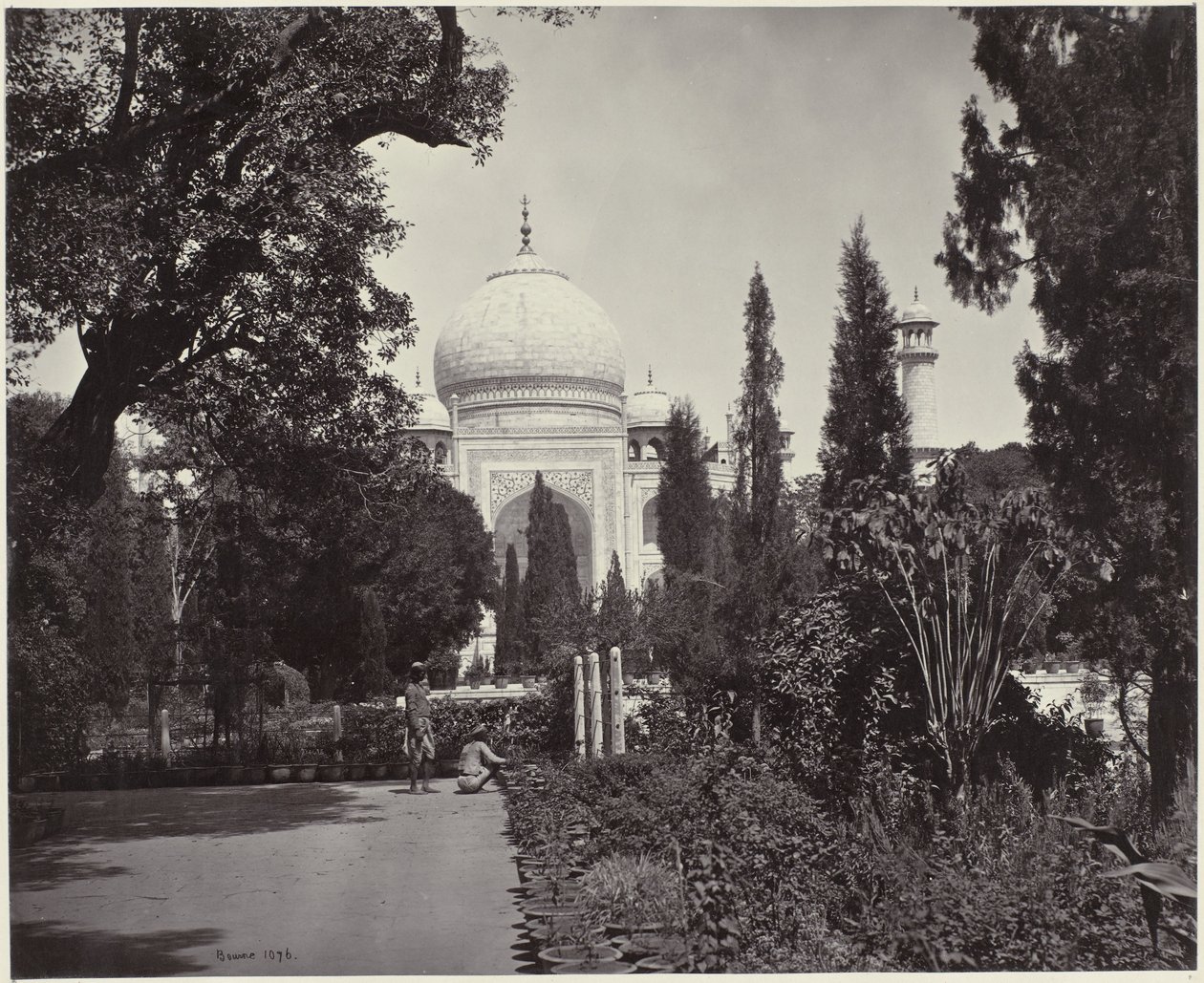 Vista del Taj Mahal y su jardín El Taj, desde el Jardín (título original) El Taj (título sobre el objeto) de Samuel Bourne (signed by artist)