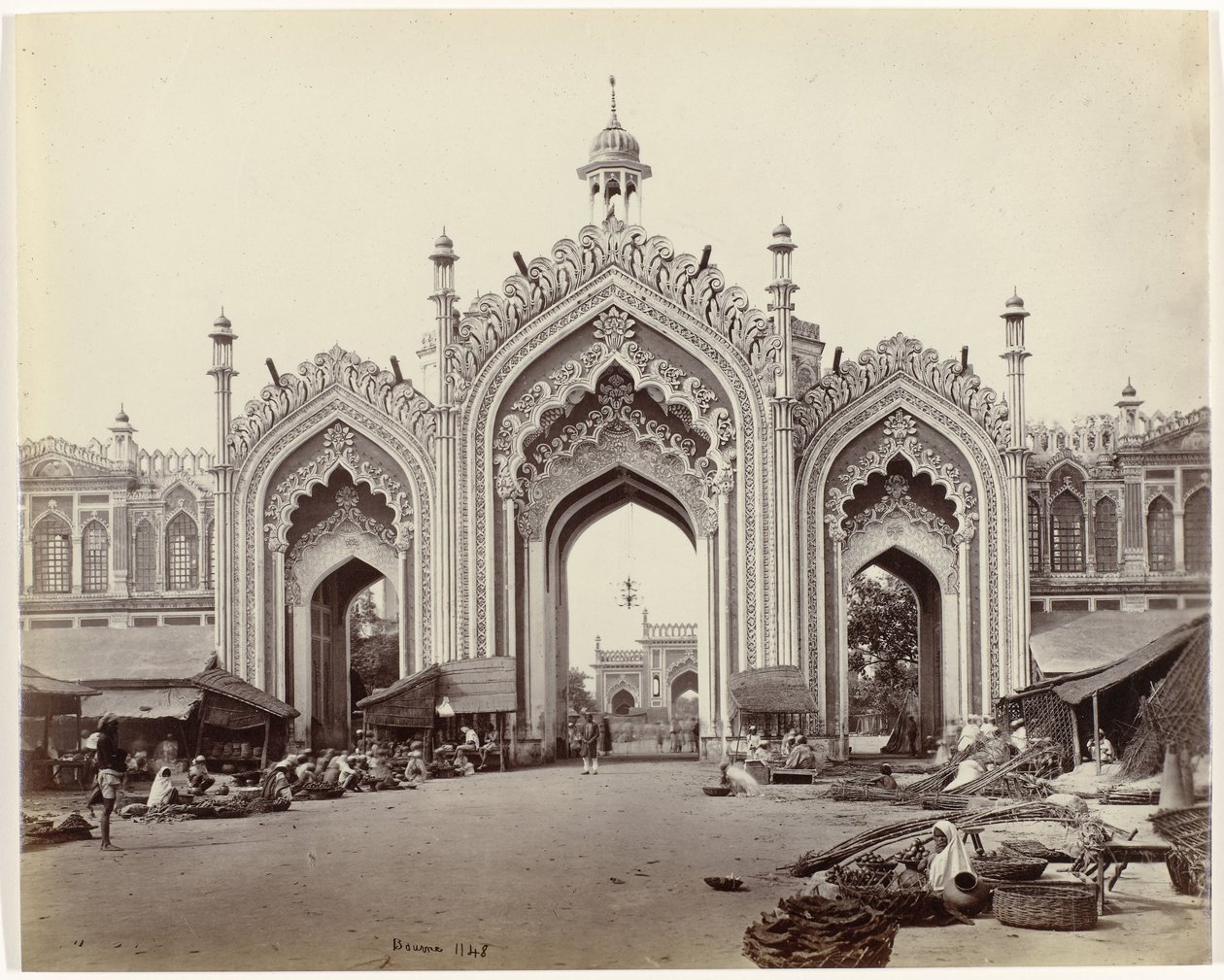 Puerta para el bazar de Hosseinabad, Lucknow Puerta de entrada del bazar de Hooseinabad (título original) de Samuel Bourne (signed by artist)
