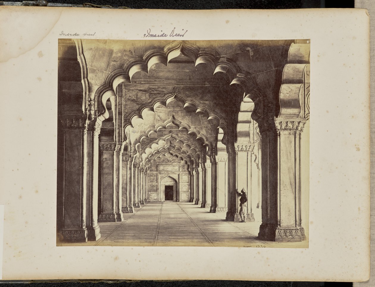 Agra; Interior del Motee Musjid, mostrando el pasillo central de Samuel Bourne