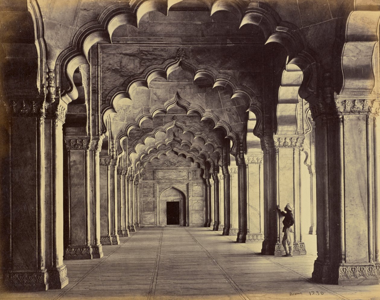 Agra - Interior de la Moti Masjid, mostrando la nave central de Samuel Bourne
