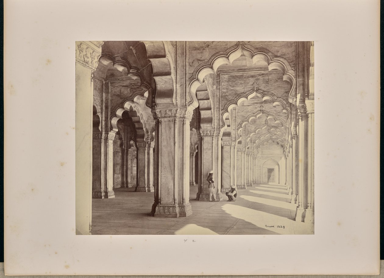 Agra; interior de la Moti Masjid, con arcos y pilares sarracenos de mármol de Samuel Bourne