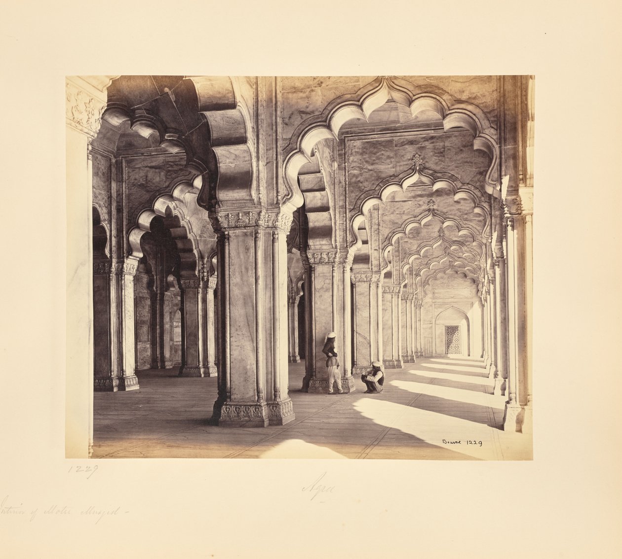 Agra; interior de la Moti Masjid, con arcos y pilares sarracenos de mármol de Samuel Bourne