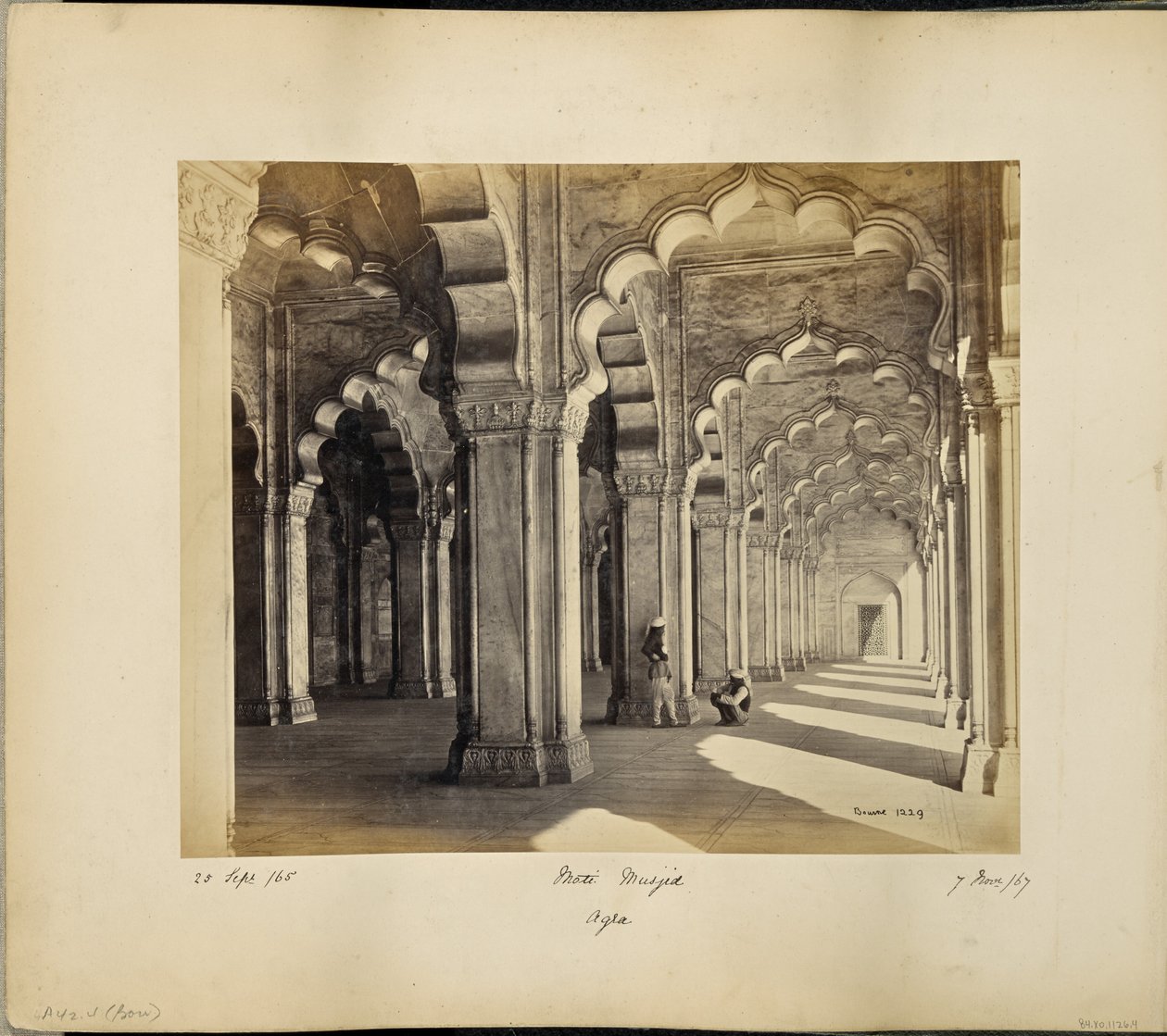 Agra; interior de la Motee Musjid, con arcos y pilares sarracenos de mármol de Samuel Bourne