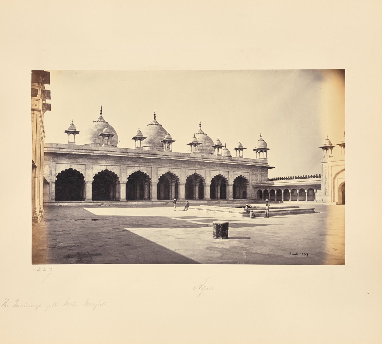 Agra; cuadrángulo de la Motee Musjid (Mezquita de la Perla) de Samuel Bourne