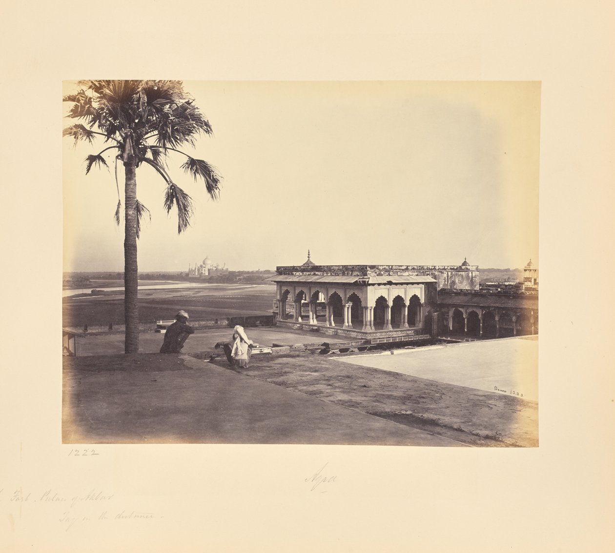 Agra; el fuerte y palacio de Akbar con el Taj a lo lejos, otra vista de Samuel Bourne