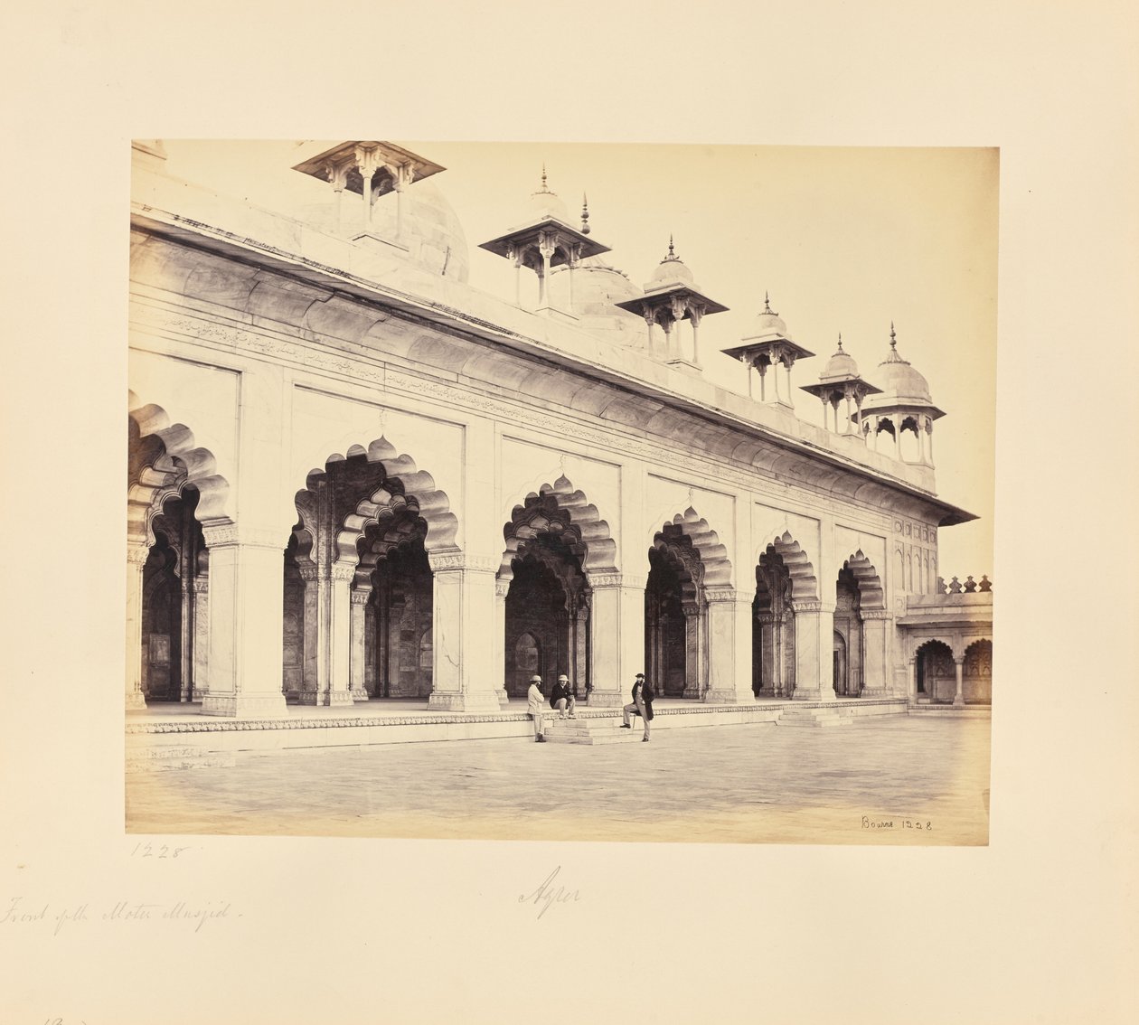 Agra; la fachada de la Moti Masjid de Samuel Bourne