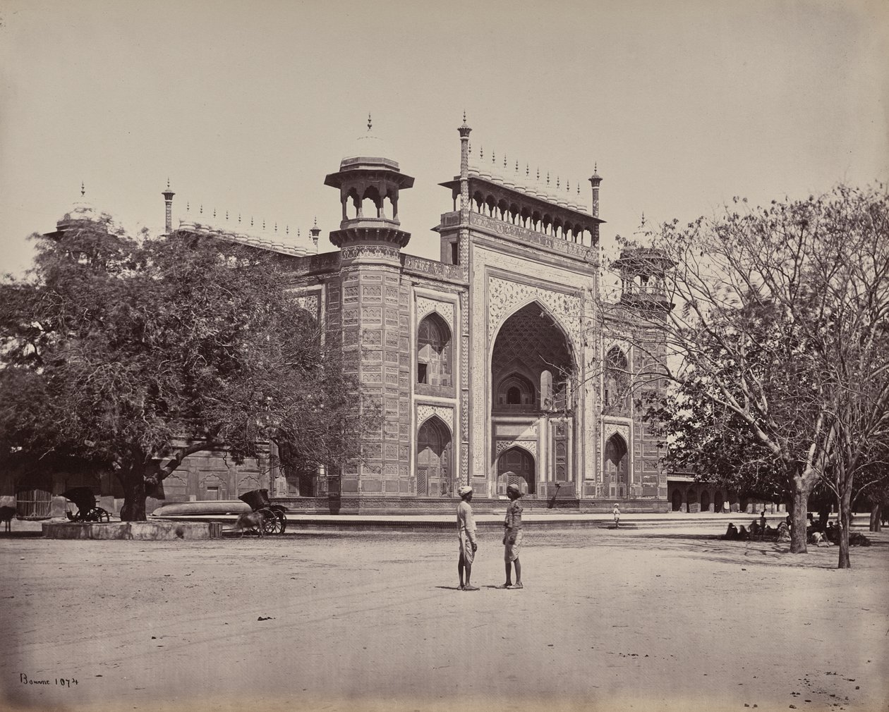 Agra. La puerta de los jardines que rodean el Taj Mahal de Samuel Bourne