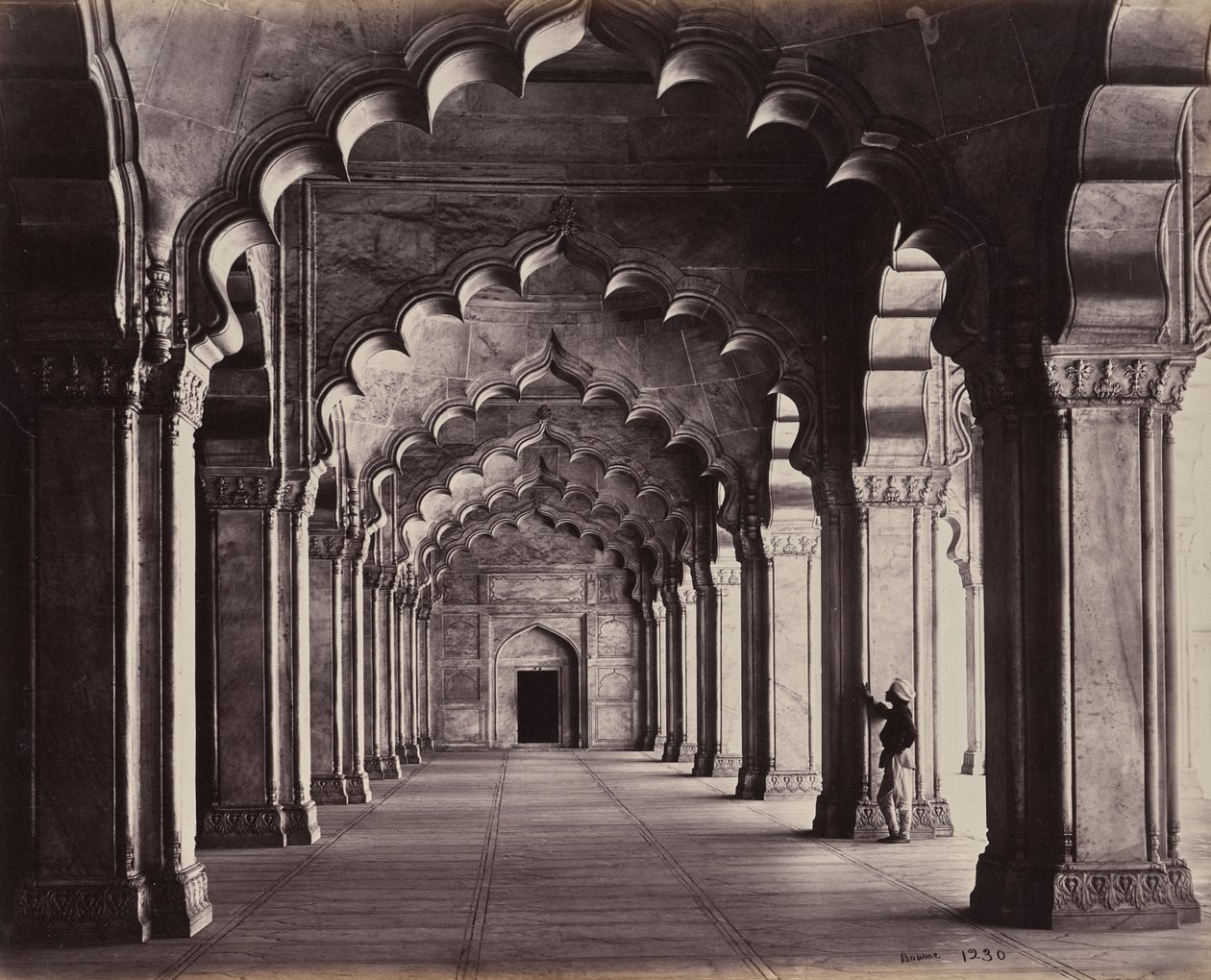 Agra. La Moti Masjid, la Mezquita de las Perlas. Vista de toda la nave lateral de Samuel Bourne