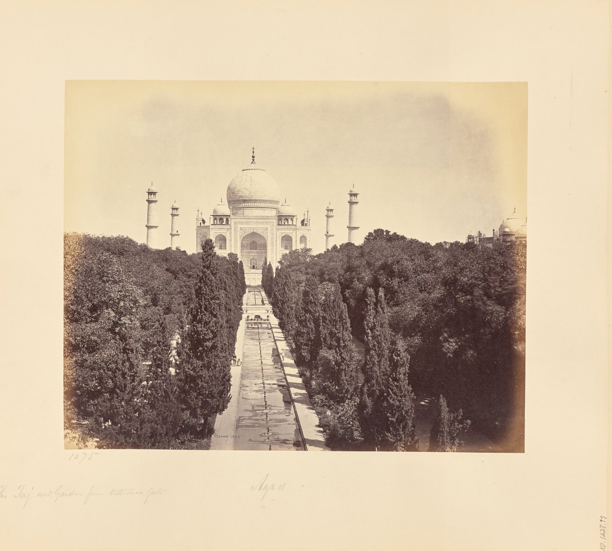Agra; el Taj y el jardín, desde la puerta de entrada de Samuel Bourne