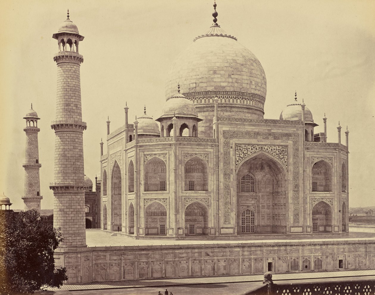 Agra; el Taj, desde la esquina del cuadrángulo de Samuel Bourne