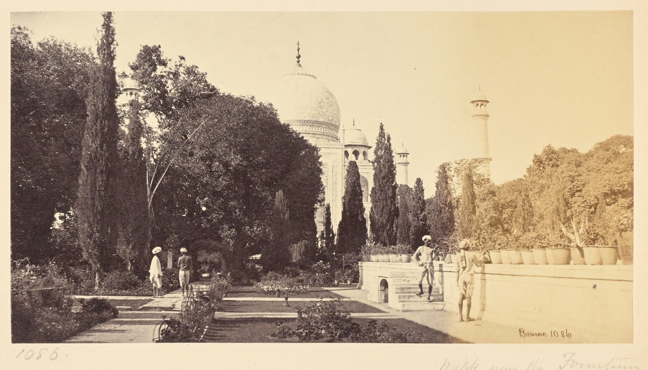 Agra; el Taj, desde el paseo cerca de la fuente de Samuel Bourne