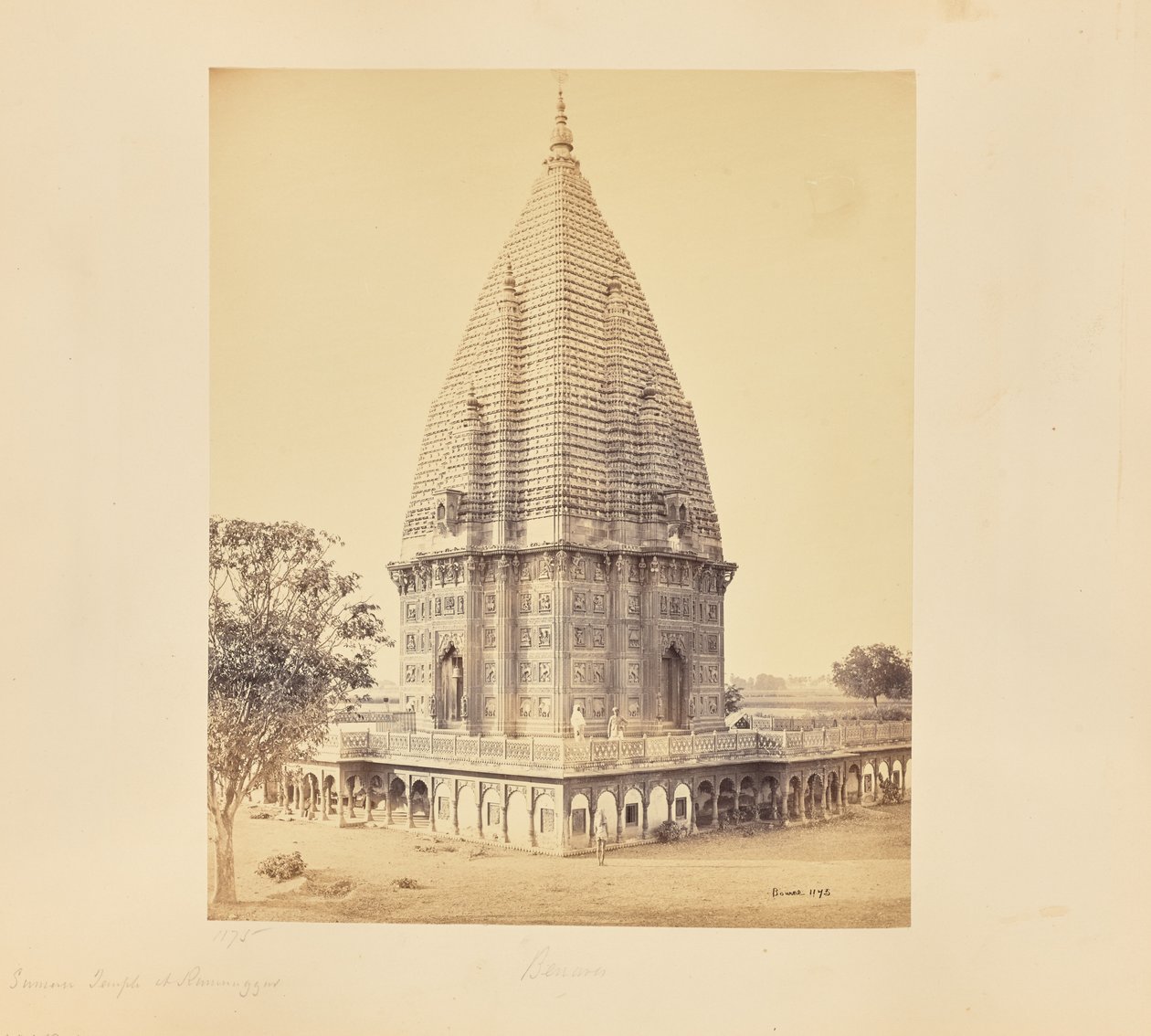 Benarés; templo Sumeree en Ramnuggur, vista más cercana de Samuel Bourne