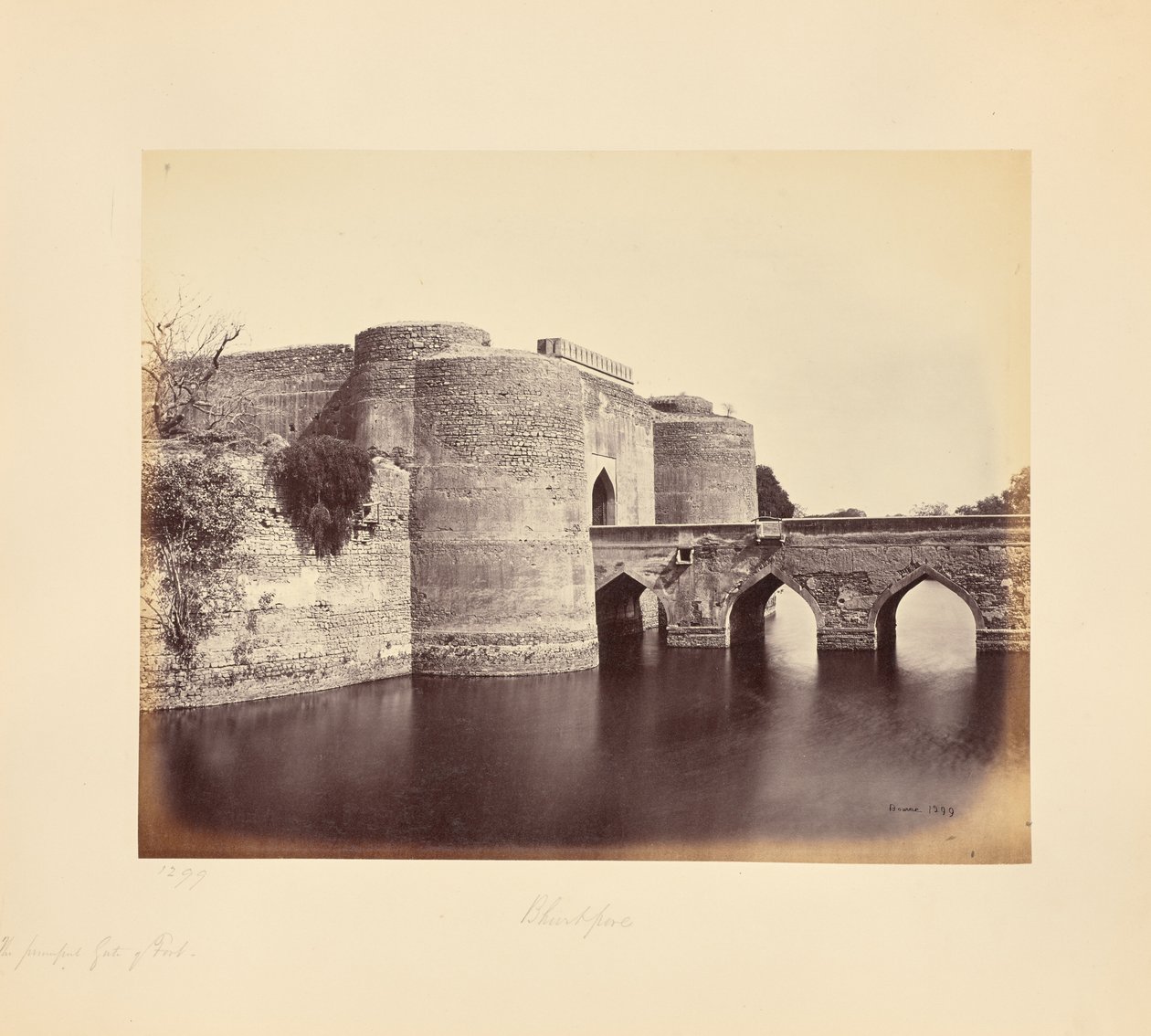Bhurtpore; la puerta principal del fuerte de Samuel Bourne