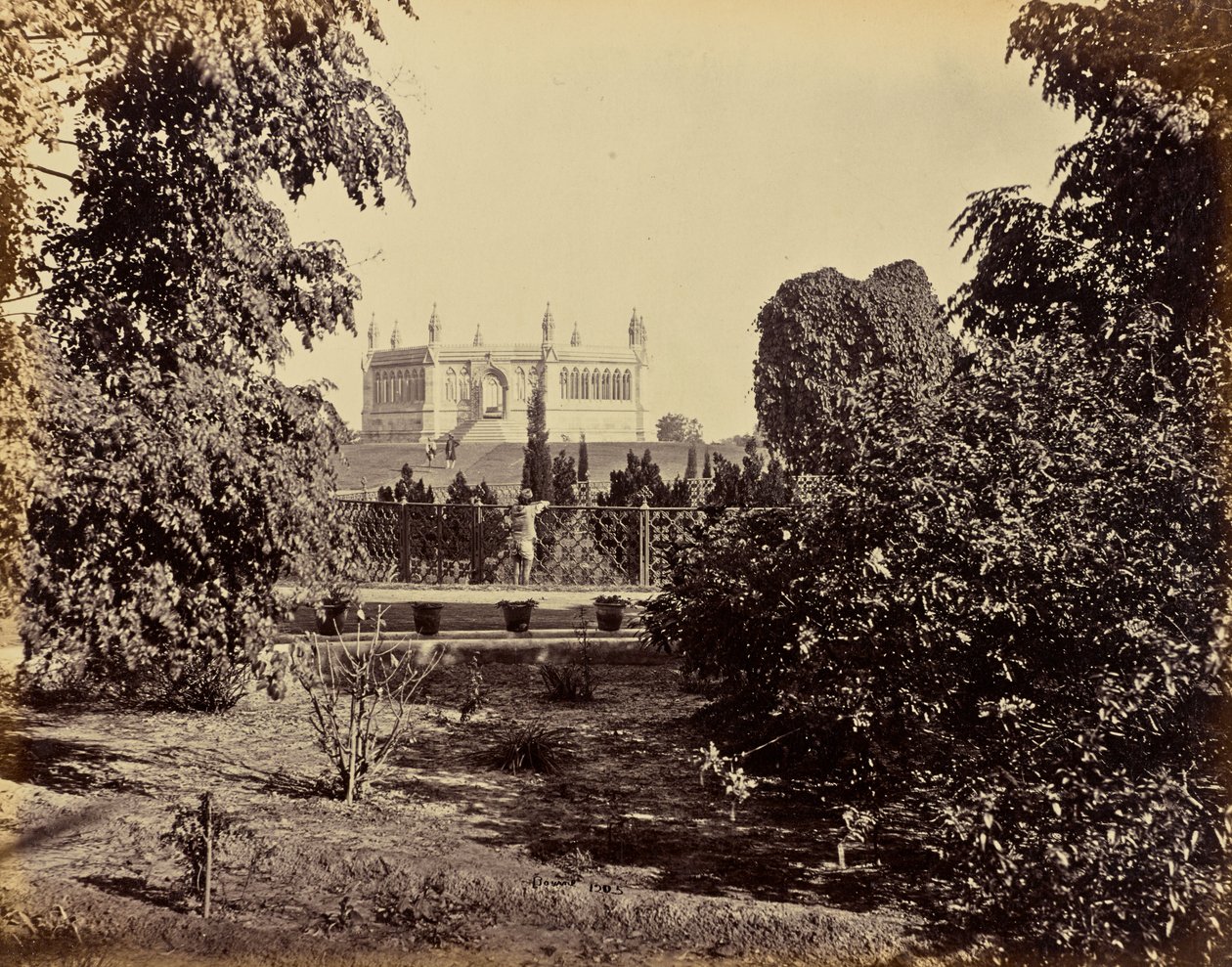 Cawnpore; el pozo conmemorativo, visto desde el sur a través de los árboles de Samuel Bourne