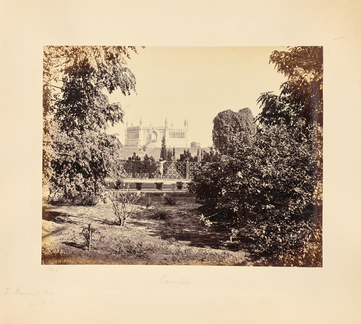 Cawnpore; el pozo conmemorativo, visto a través de los árboles desde el sur de Samuel Bourne