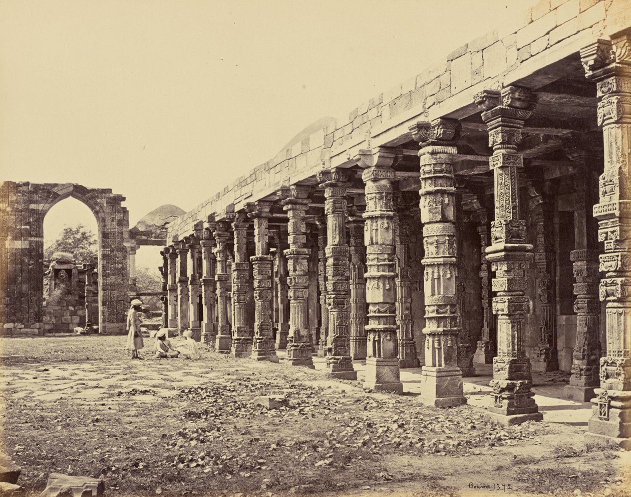 Delhi; Columnata de pilares hindúes en el Qutb Minar, lado norte de Samuel Bourne