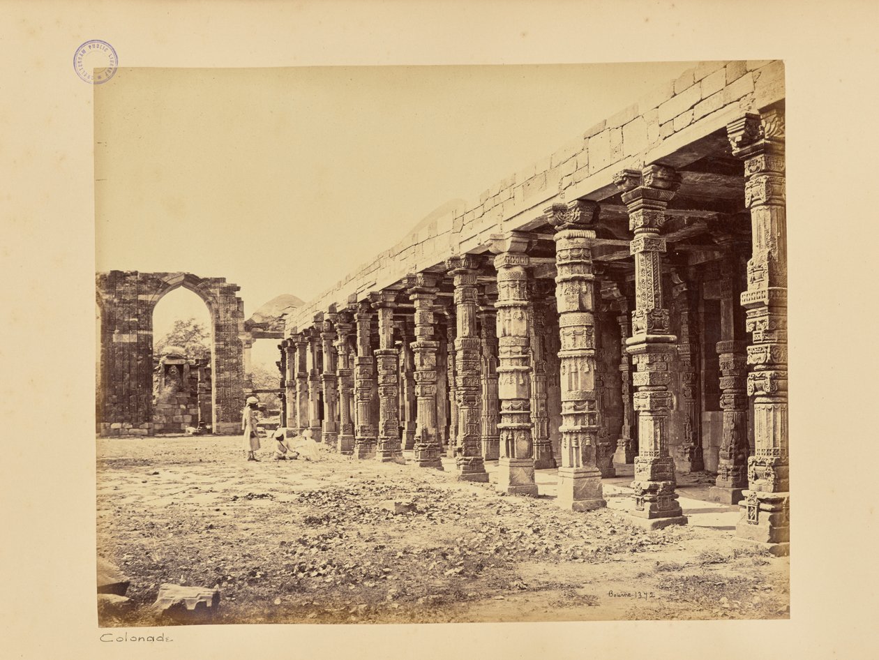 Delhi; columnata de pilares hindúes en el Qutb Minar, lado norte de Samuel Bourne