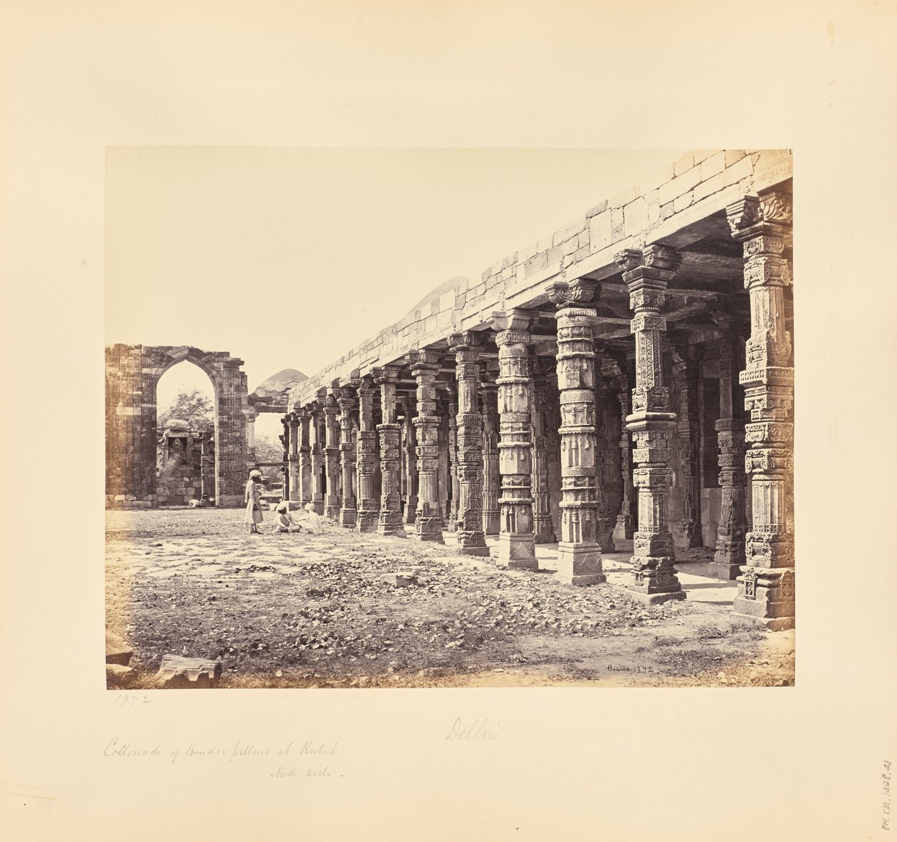 Delhi; columnata de pilares hindúes en el Qutb Minar, lado norte de Samuel Bourne