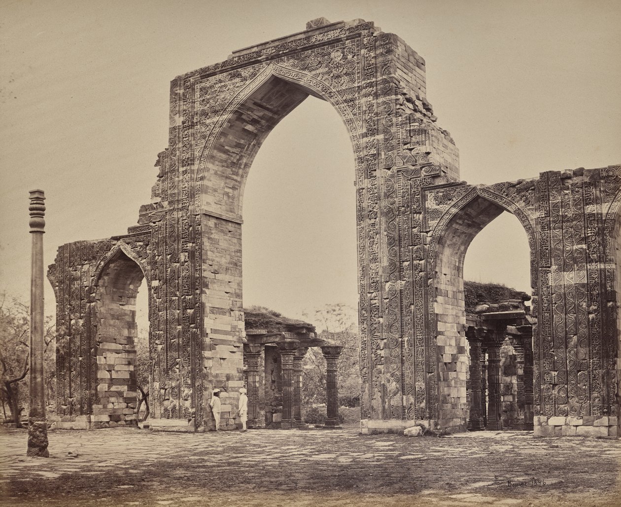 Delhi. Gran arco y pilar de hierro cerca del Qutub Minar, ruinas de la vieja Delhi de Samuel Bourne