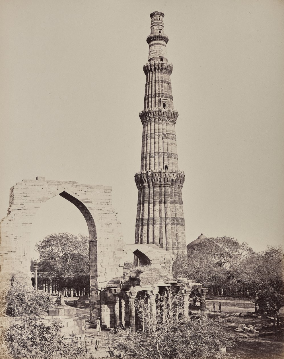 Delhi. El Kootub Minar o torre en la ciudad en ruinas de la Vieja Delhi de Samuel Bourne