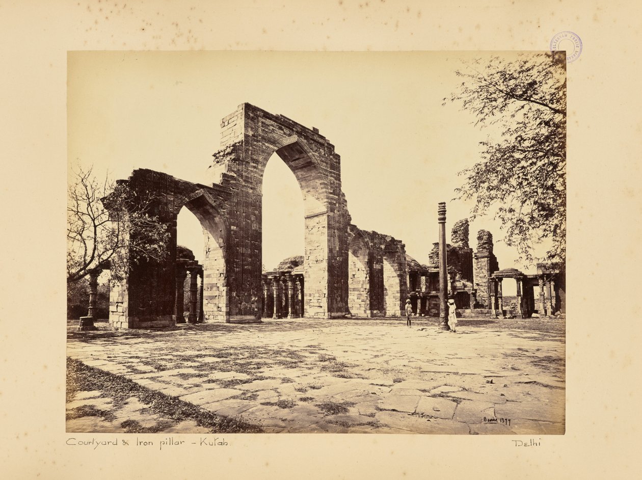 Delhi; el Kutub Minar, vista general de los arcos de Samuel Bourne