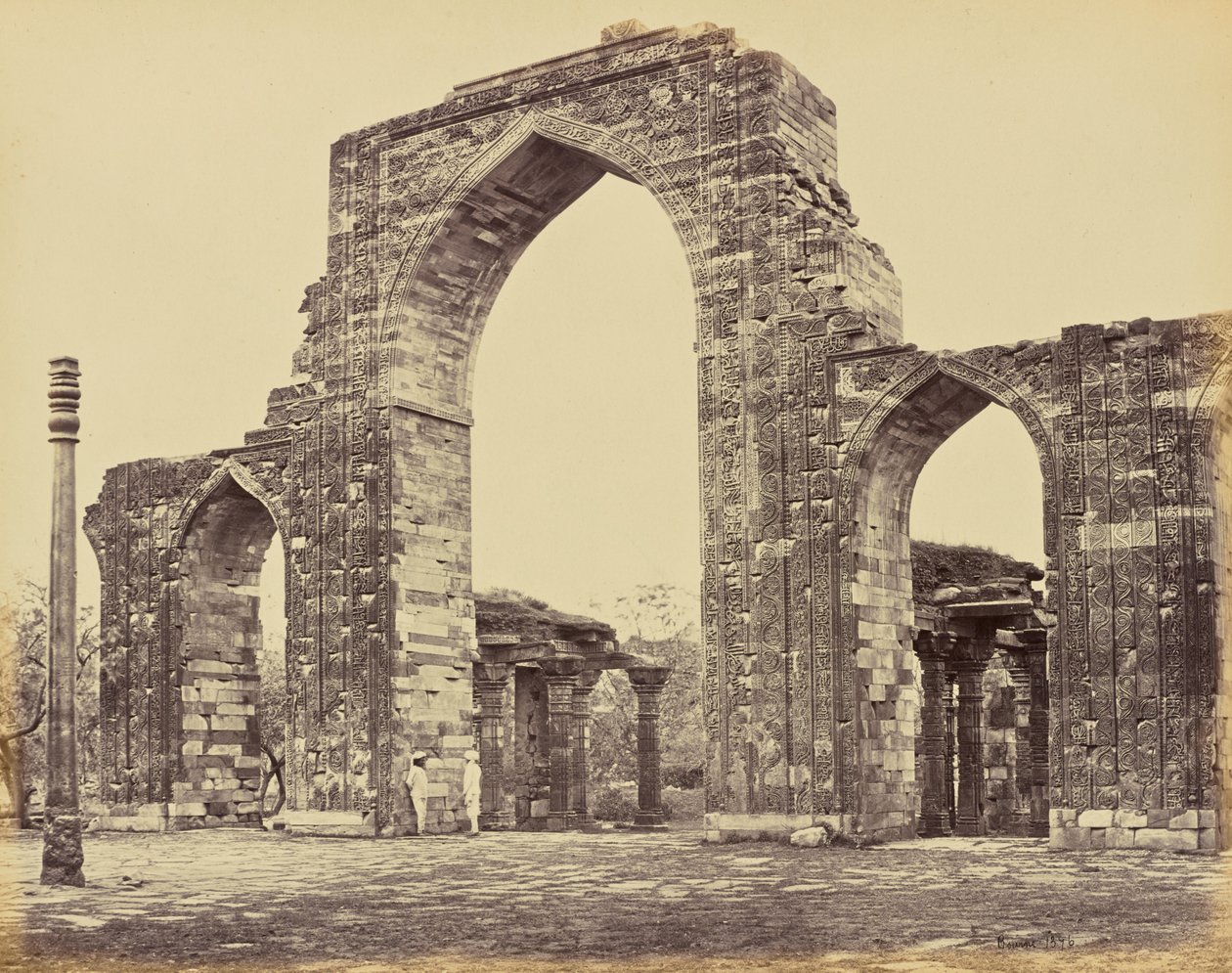 Delhi; el Kutub Minar, el Gran Arco y el Pilar de Hierro de Samuel Bourne