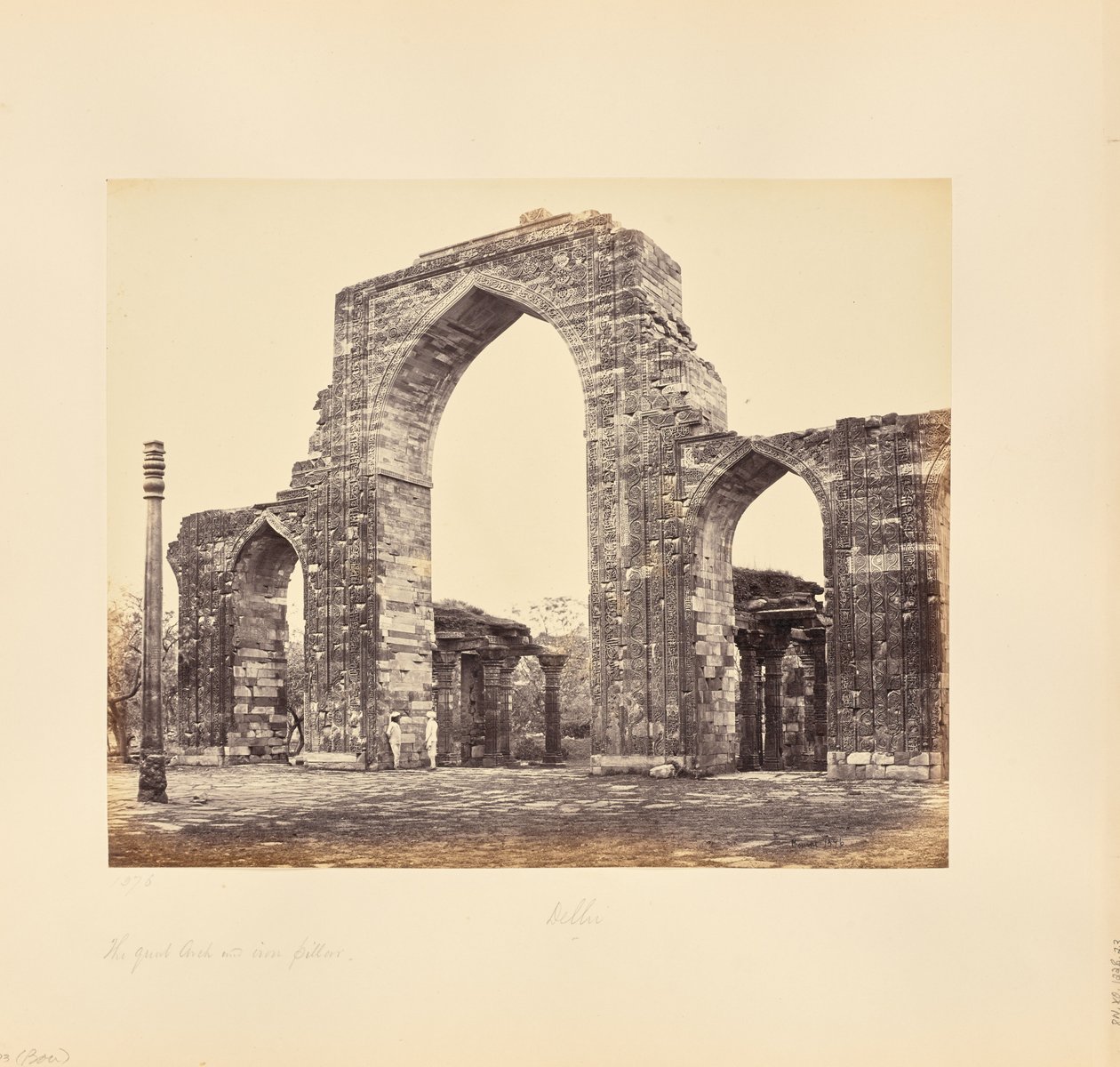 Delhi; el Kutub Minar, el Gran Arco y la Columna de Hierro de Samuel Bourne