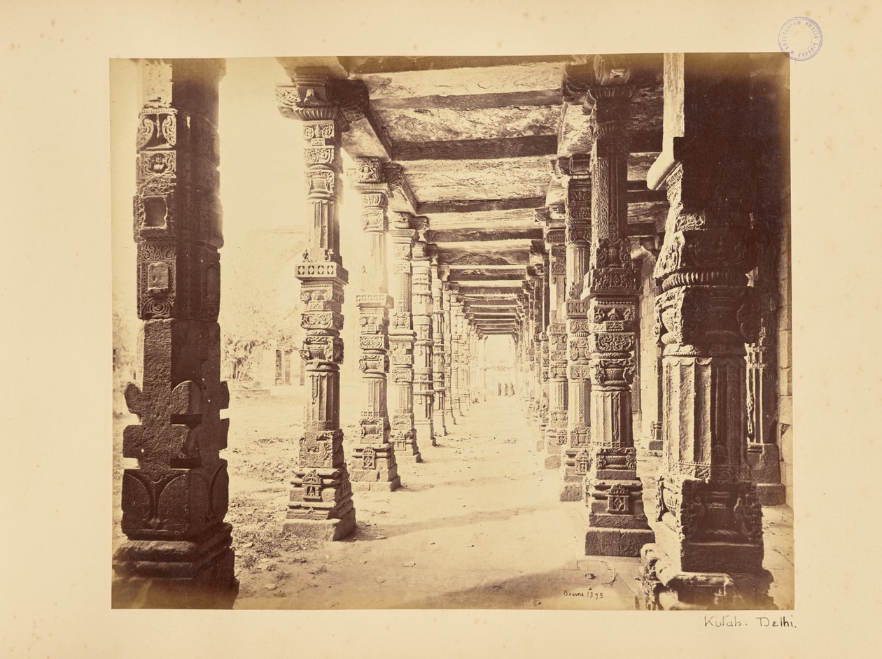 Delhi; el Qutb Minar, vista interior de la columnata norte de Samuel Bourne