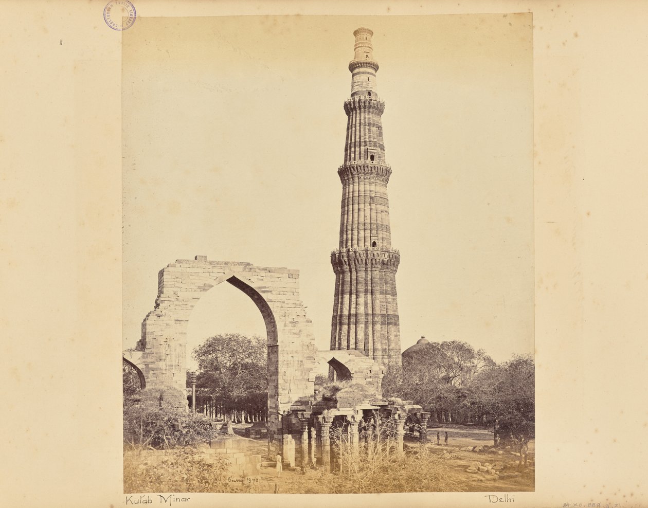 Delhi; el Kutub Minar, con el Gran Arco, visto desde el oeste de Samuel Bourne