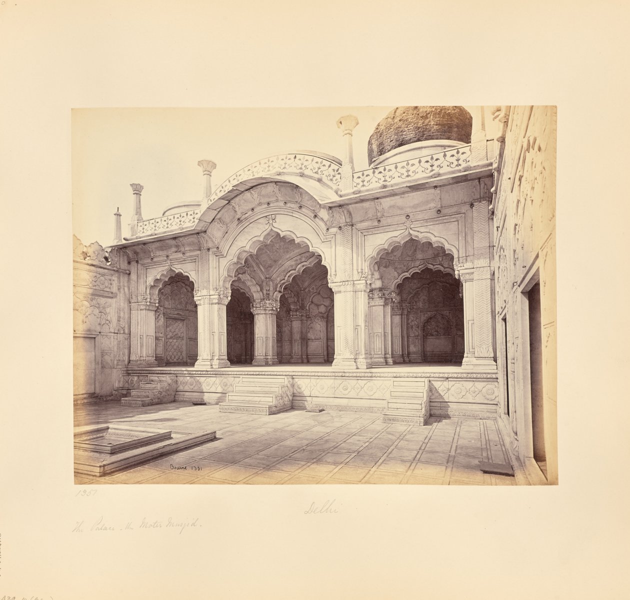 Delhi; el palacio, la Moti Masjid (Mezquita de la Perla) de Samuel Bourne