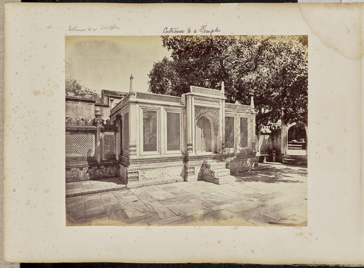 Delhi; La tumba de Mirza Jehangir. Esta es una hermosa talla en mármol de Samuel Bourne