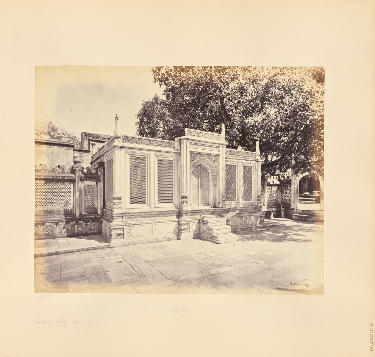 Delhi; la tumba de Mirza Jehangir. Es una magnífica talla de mármol de Samuel Bourne