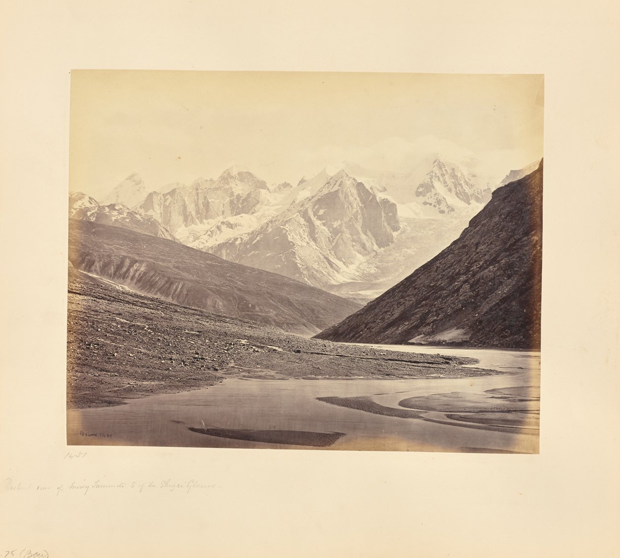 Vista lejana de las cumbres nevadas al sur del glaciar Shigri de Samuel Bourne