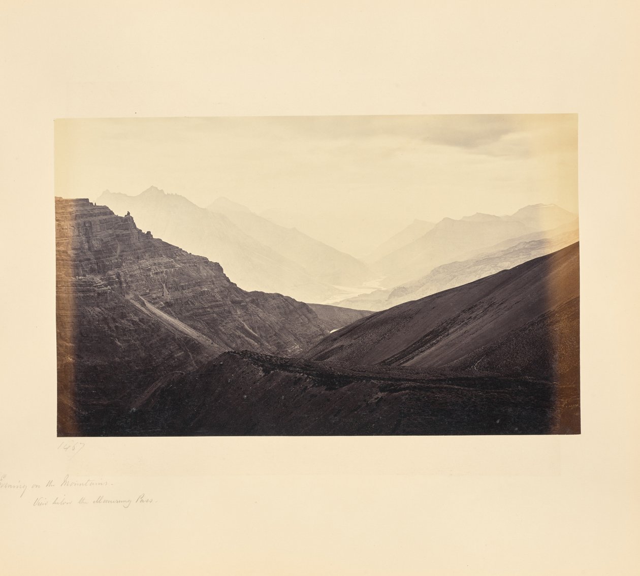 Atardecer en las montañas, vista desde debajo del paso de Manirung de Samuel Bourne
