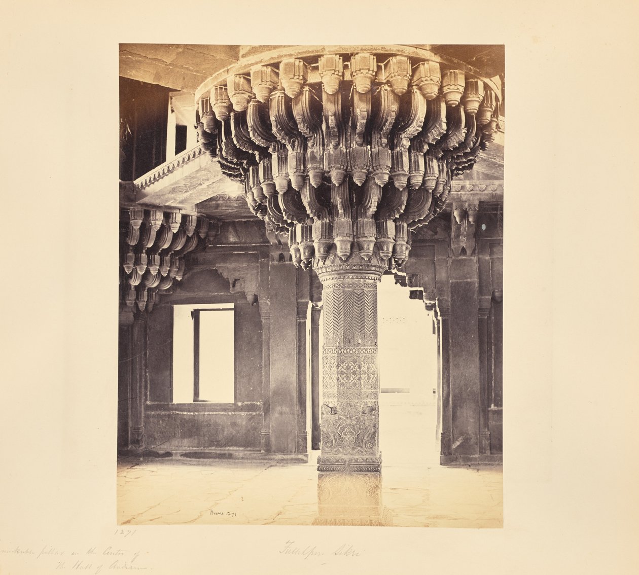 Fatehpur Sikri; notable pilar en el centro del Diwan-i-Khas, o sala de audiencias de Samuel Bourne