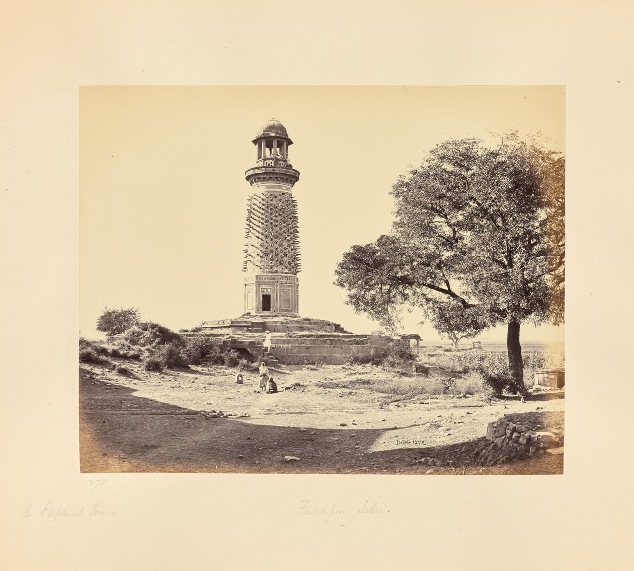 Futtypore Sikri; la Torre de los Elefantes, vista a través de la Puerta de los Elefantes, vista cercana de Samuel Bourne