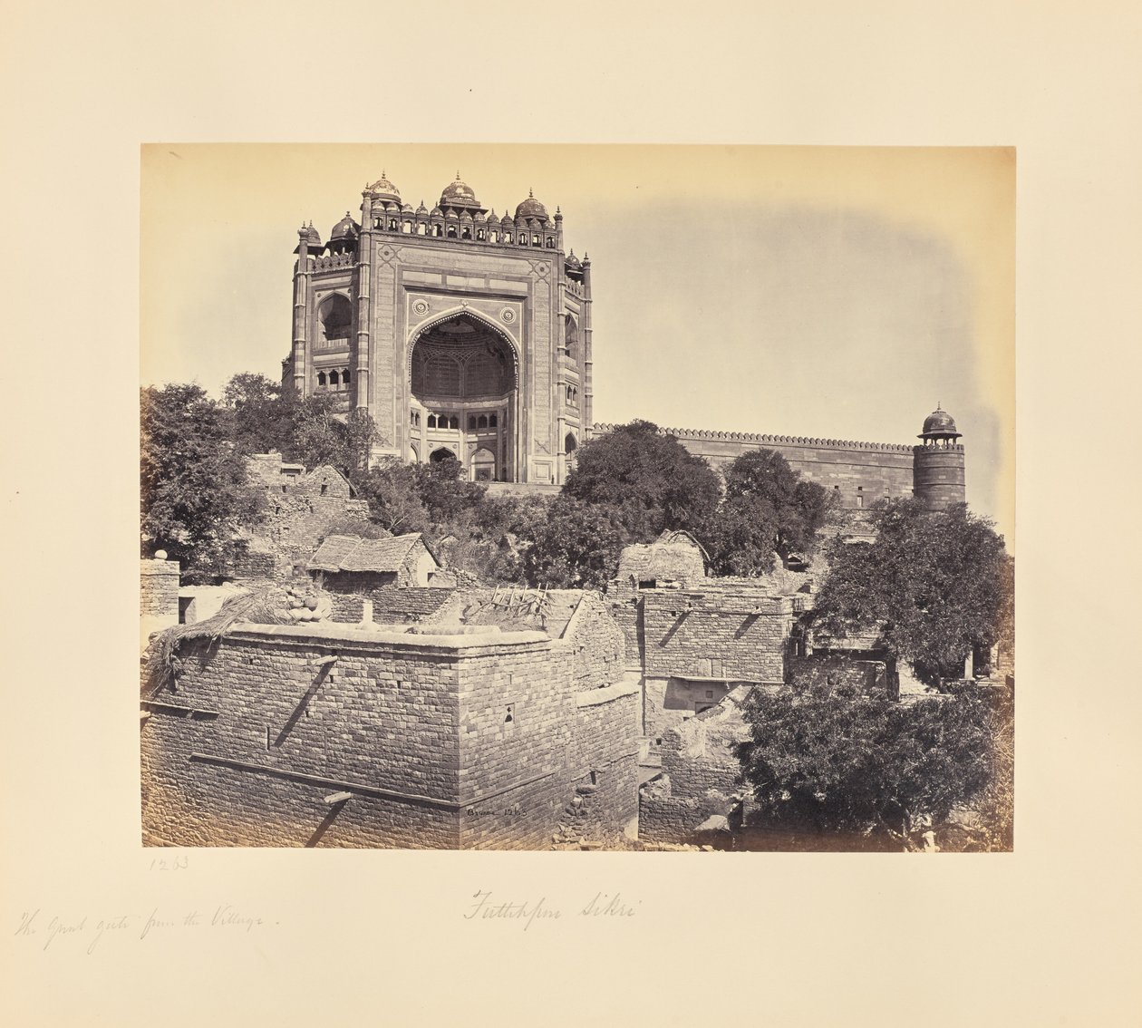 Fatehpur Sikri; la gran puerta, desde el pueblo de Samuel Bourne