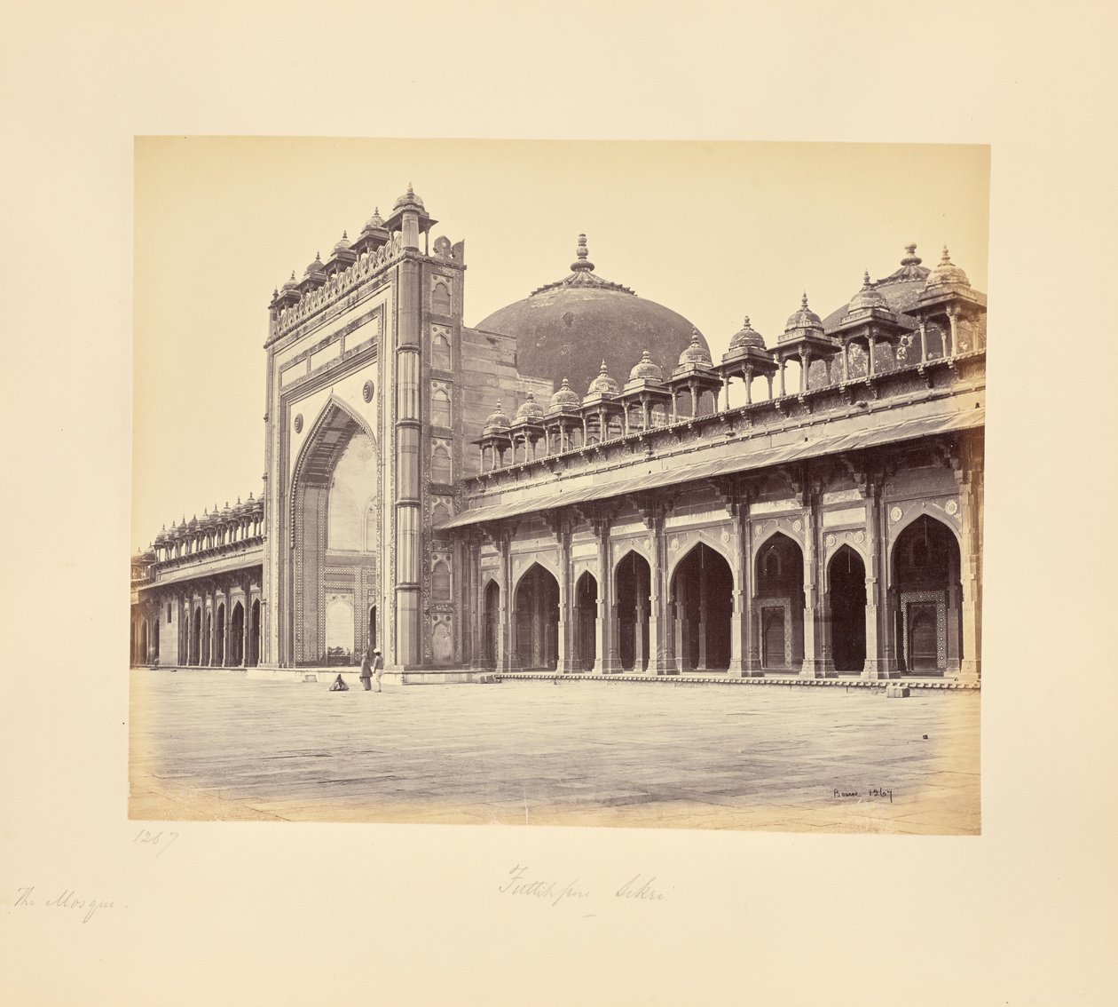 Fatehpur Sikri; la mezquita en el lado occidental del cuadrilátero de Samuel Bourne