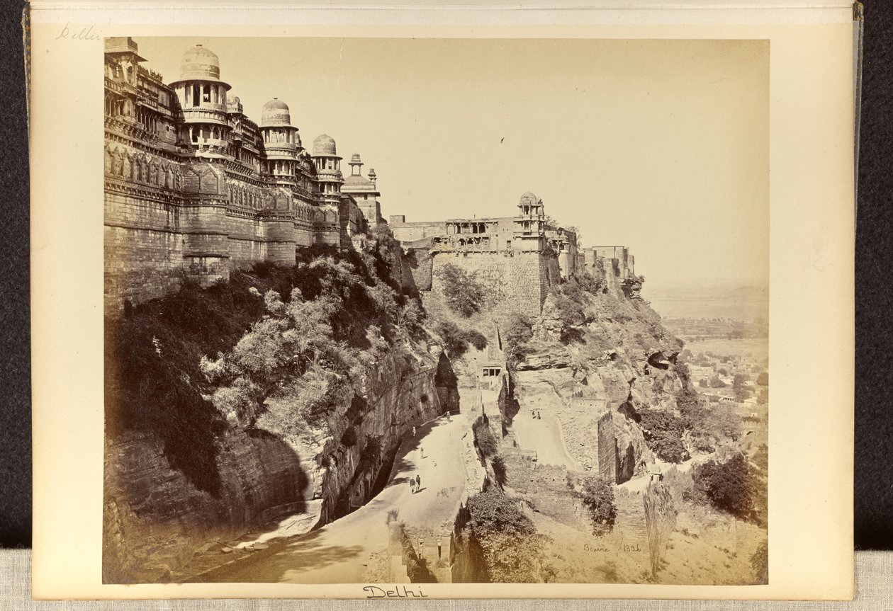 Gwalior; el fuerte, el palacio y la entrada principal de Samuel Bourne