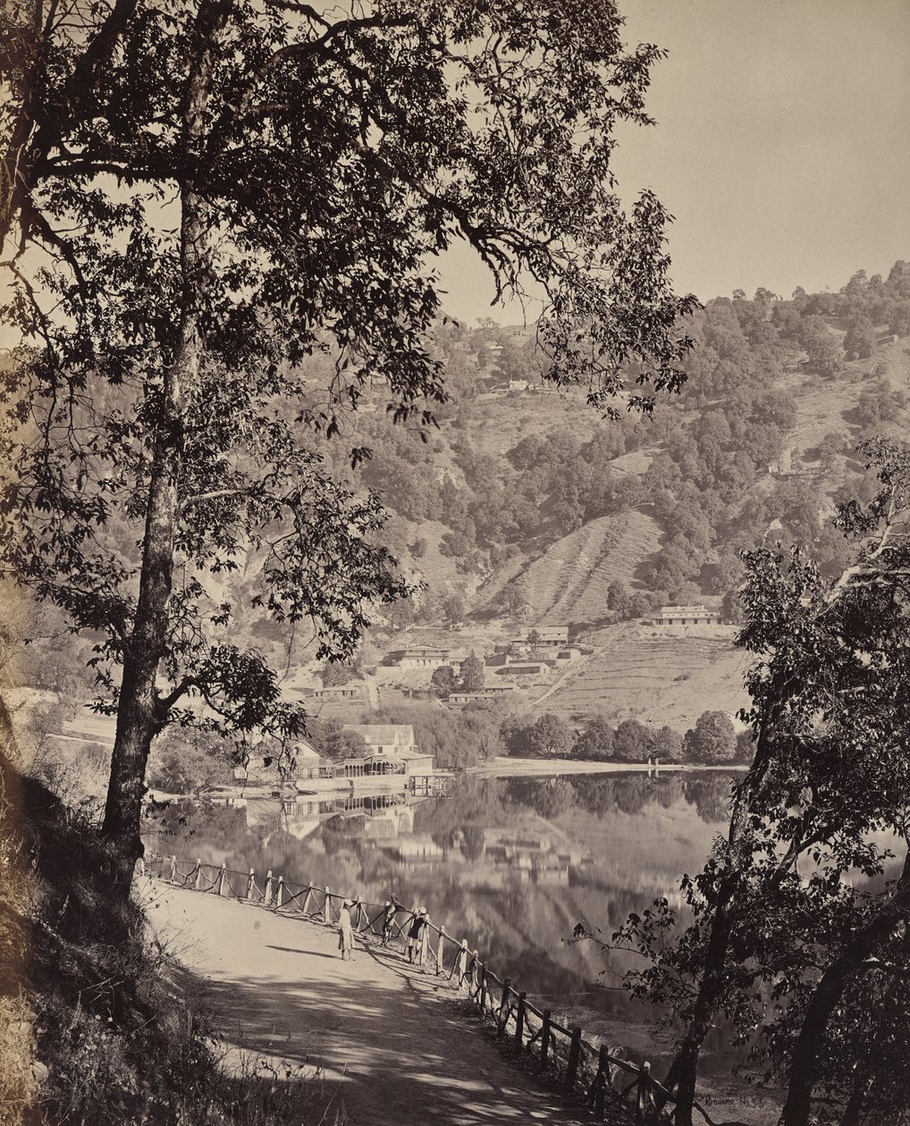 Lago Hyree. Estación de montaña en el Himalaya. Vista del lago Taj con salas de reuniones, Lhutse de Samuel Bourne