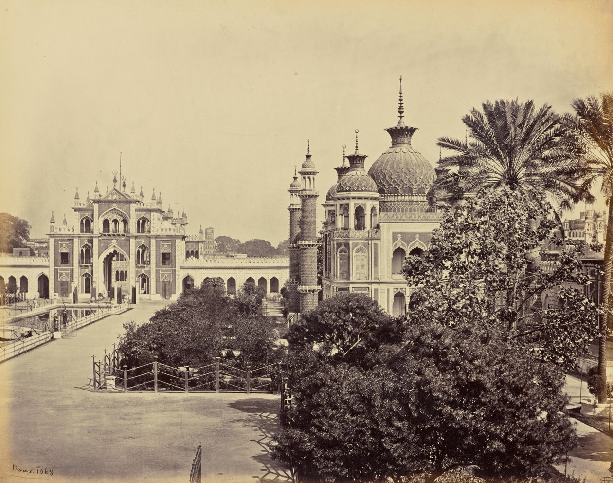 Lucknow; la puerta y el jardín de la Imambara de Hooseinabad de Samuel Bourne