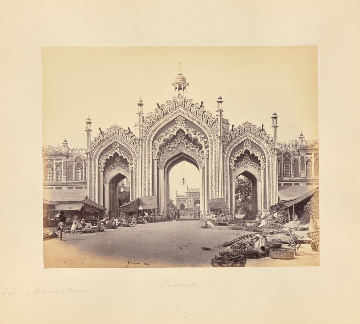 Lucknow; La puerta del bazar de Hooseinabad de Samuel Bourne