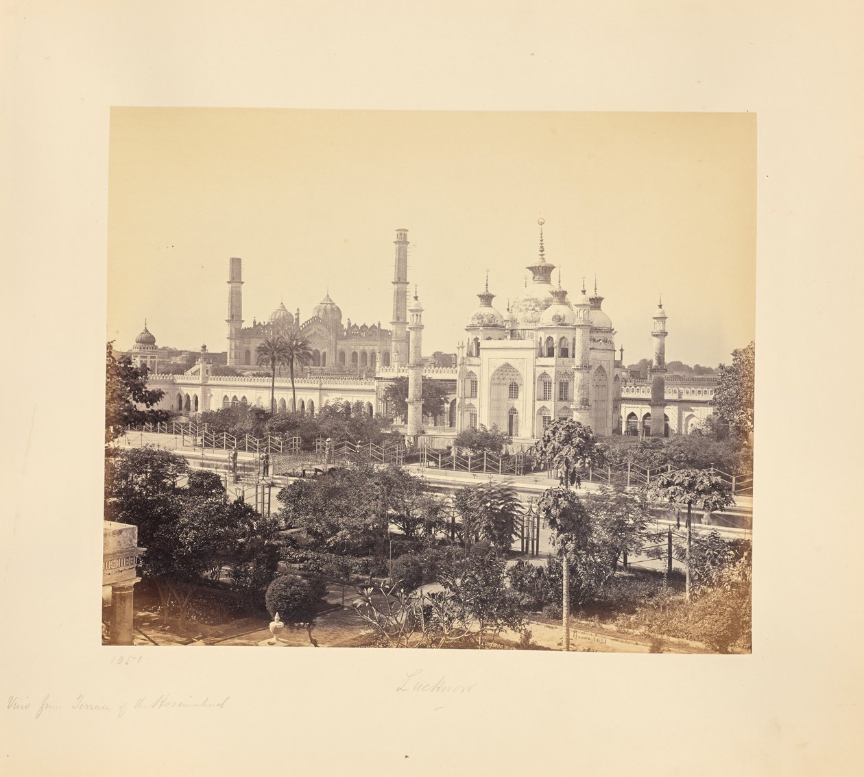 Lucknow; vista desde la terraza del Imambara de Hooseinabad de Samuel Bourne