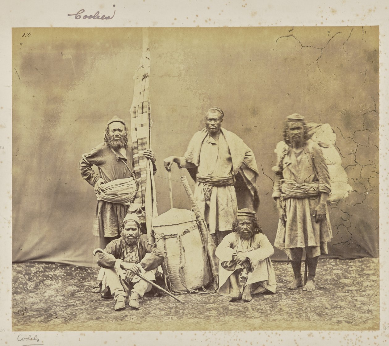 [Trabajadores de montaña en Shimla con Khiltas y Dandy] de Samuel Bourne