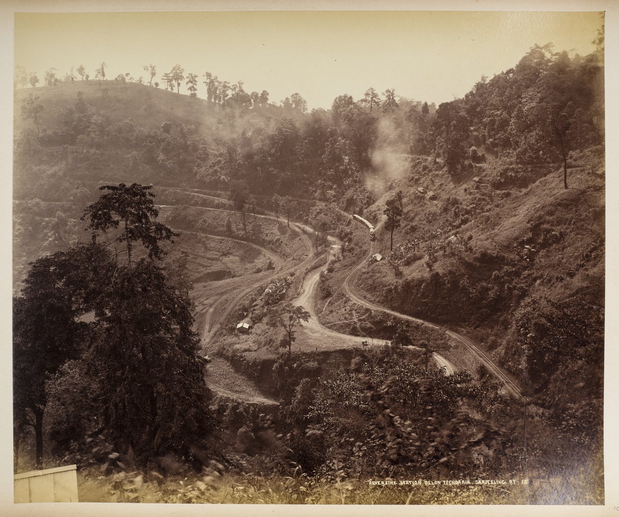 Estación de inversión debajo de Teendaria, Darjeeling,  de 