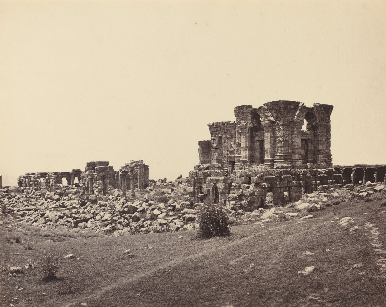 Ruinas de Martand desde el sureste, c. 1870 de Samuel Bourne