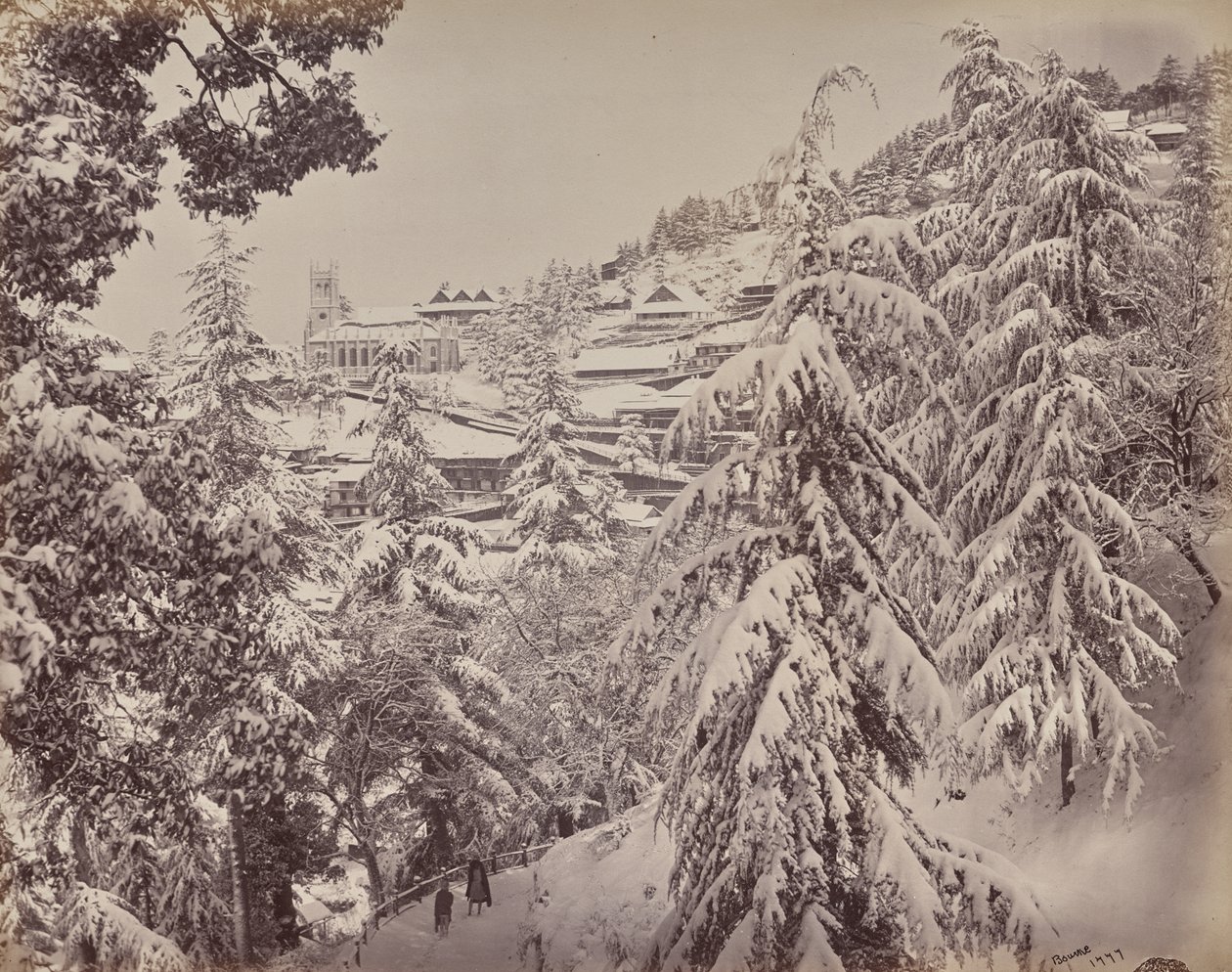 Shimla. Vista de la iglesia desde el monte Jakko mirando al oeste con parte del Mall en invierno de Samuel Bourne