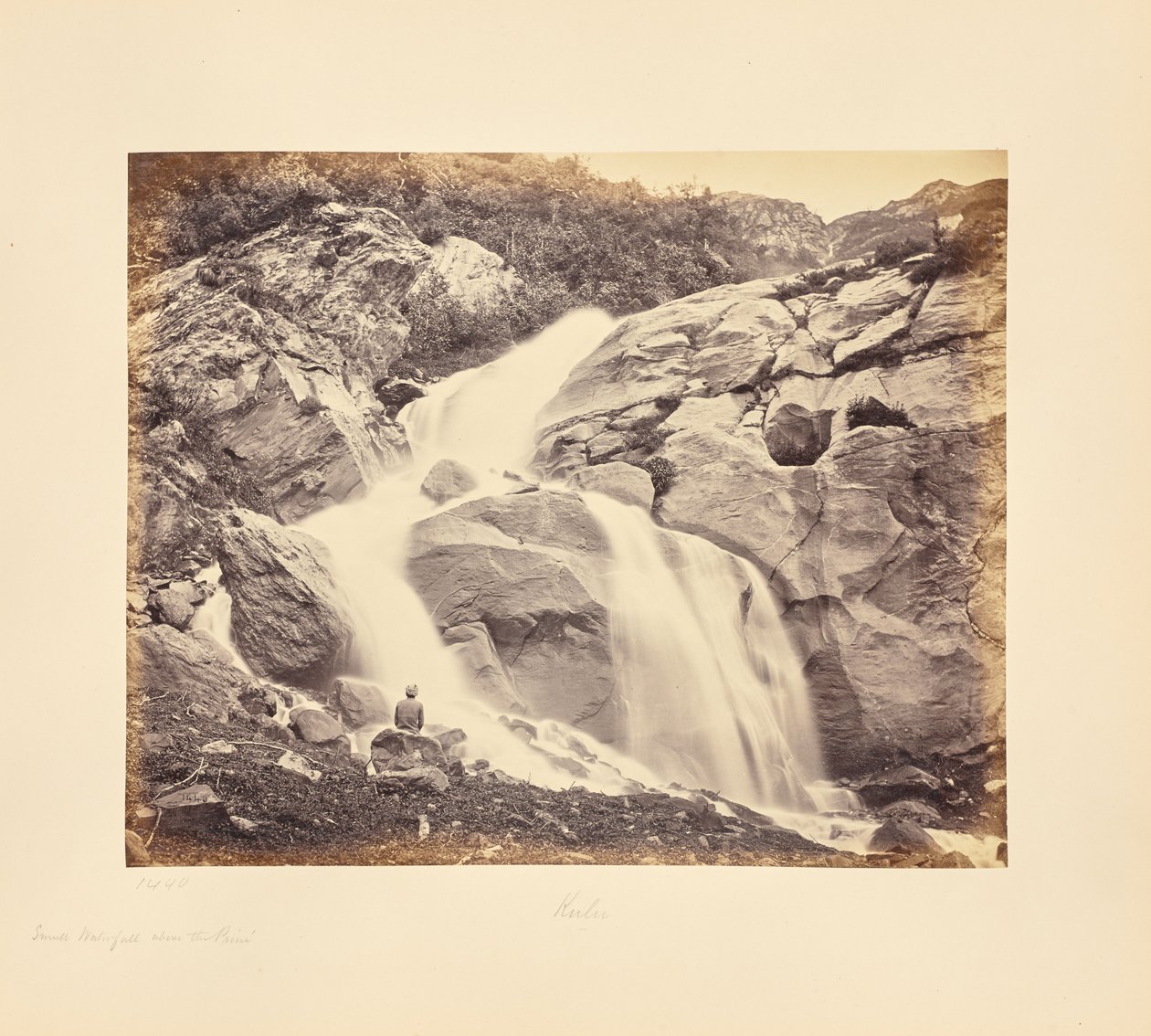 Pequeña cascada sobre Prini, Kulu de Samuel Bourne