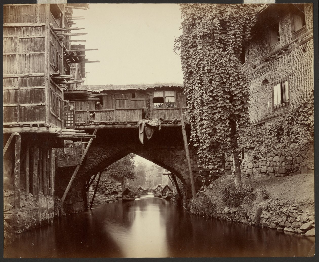 Srinagar; un puente sobre el canal Marqual de Samuel Bourne